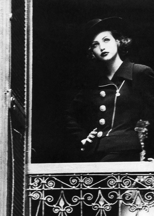 myfavoritefashionthings:“Dietrich Chic” Nadja Auermann by Ellen von Unwerth for Vogue US