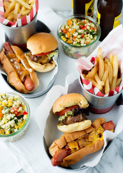 gastrogirl:  texas tommy dogs and cheeseburger sliders.  DDDDDDDD: ASHDHDJJAJSNSHSJS