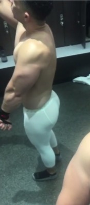 bigbuttlovingtop:  I usually don’t pay him much attention, but today he’s looking delicioso 