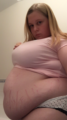 chubbypuppy:why cant i always be this full!! Bigger girls do it better &amp; have more to love