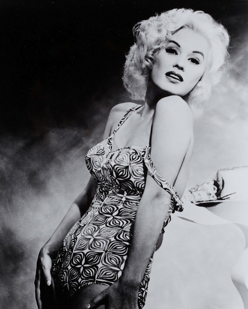 XXX starsensuelles:  Mamie van Doren  photo