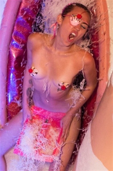 worlds-sexiest-women:Miley Cyrus