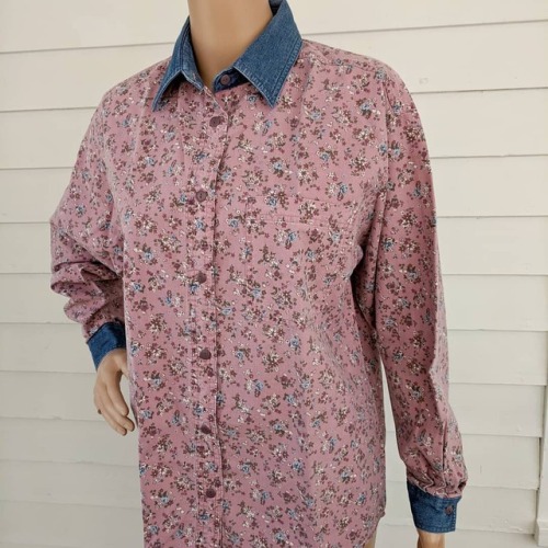 Pink floral blouse with denim collar by #gitano #80sfashion #80svintage #cottonblouse www.etsy.com/s