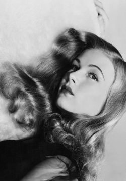 jeannecrains:  Veronica Lake photographed for The Glass Key (1942)