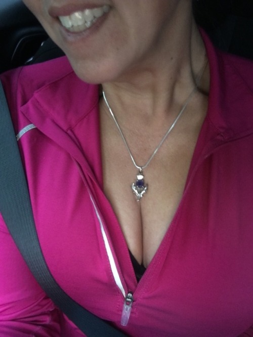 cwkscleavagesundayblog: Early Morning 5K Run ‍♀️, Happy Cleavage Sunday @deezelcowbow250 . Thank