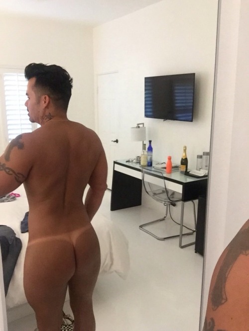 brendanoneal:Some guys have requested my tan lines, here you go gentlemen.