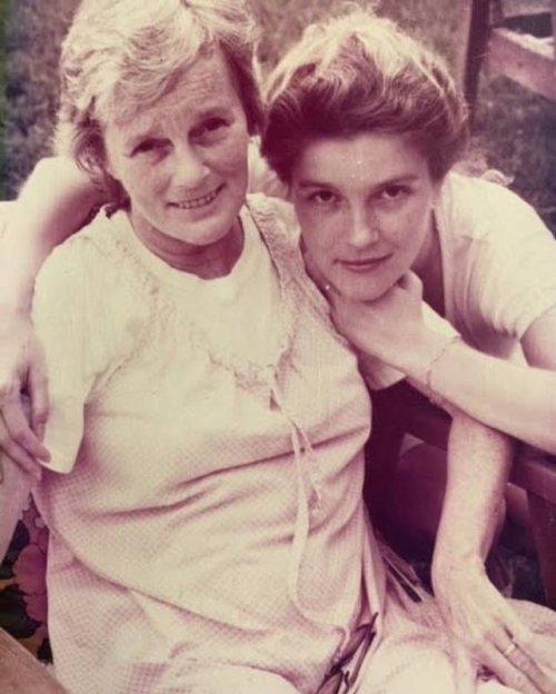 Kate with her mother Joan in Dubuque 1982#HowToForget #OITNB #KateMulgrew #StarTrekVoyager https:/