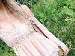 floralwaterwitch:  I love summertime adventures and using this seashell necklace as belt 🐚