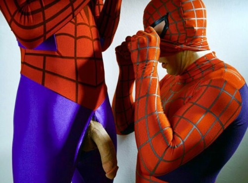 thesidekink: lycladuk: Thirsty Spidey.  When confronted with your clone it’s only natural to blow th