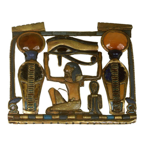 Counterpoise of a Pectoral of TutankhamunThis pectoral counterpoise is made of gold, semiprecious st