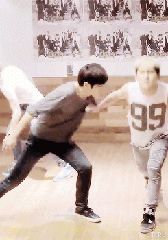 eteru:  13/∞ reasons to love Kim myungsoo → his flat / hairy tummy 