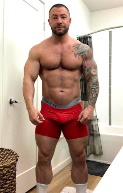 chubbull: His legs are insane. Look at his calves!