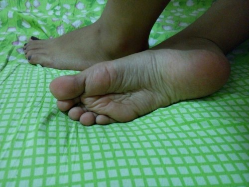 asianfootqueen: Do you want to massage, smell, and lick my feet?