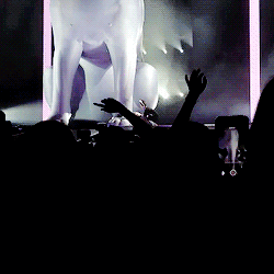 justindios-blog-blog:   Miley breaks down during Can’t Be Tamed at her Boston Show 