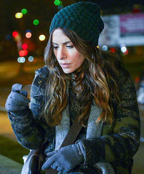 i-am-roadrunner: Sarah Shahi as Mara Kint - Promotional Episode Photos | Episode 1.01 GIF’s: Part 1