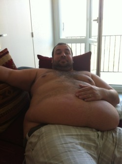 feeder-boy97:  No words can describe how hot his belly is! 