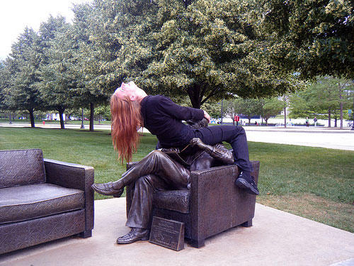jonnovstheinternet:  Statue groping