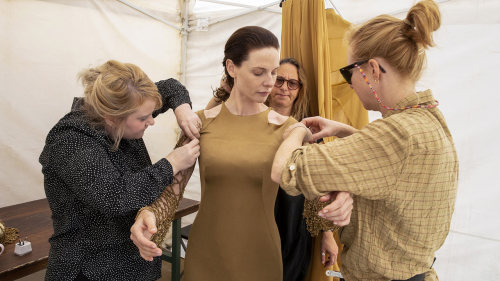 rebeccalouisaferguson:Rebecca Ferguson on set of DUNE (2021) with costume designer team 