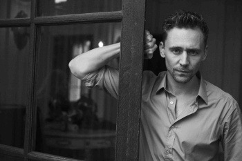 xitcantrainallthetimex:  Tom Hiddleston Black and White 2/2 