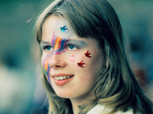 deact-deactivated-deactivated-d:  Bowie fans outside a David Bowie concert in 1973 at Earls Court, London. 