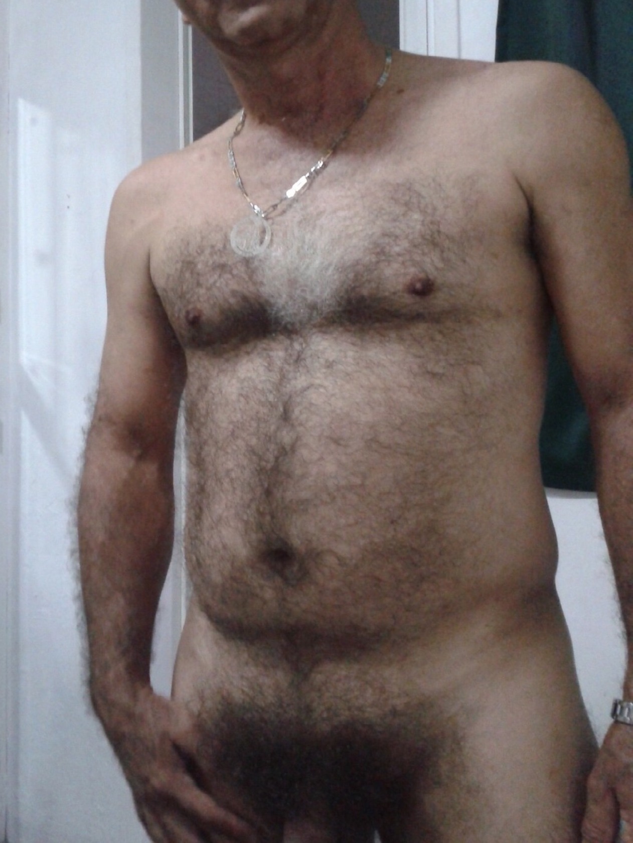 ferrumx:  Ven aquí, cariño…Papá quiere ver tu cabecita aquí entre los pelos