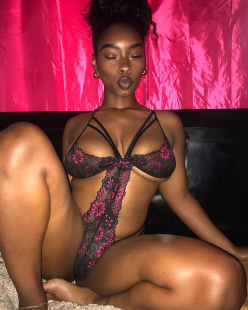 shownolove1:rainbowsparklezus:beautyandthickness:My my my….Omg Yes yes yes