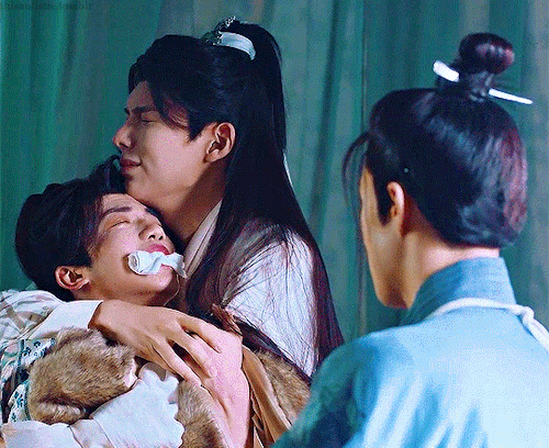 Not Xiaobao Looking Up At Huaien *sobbing*