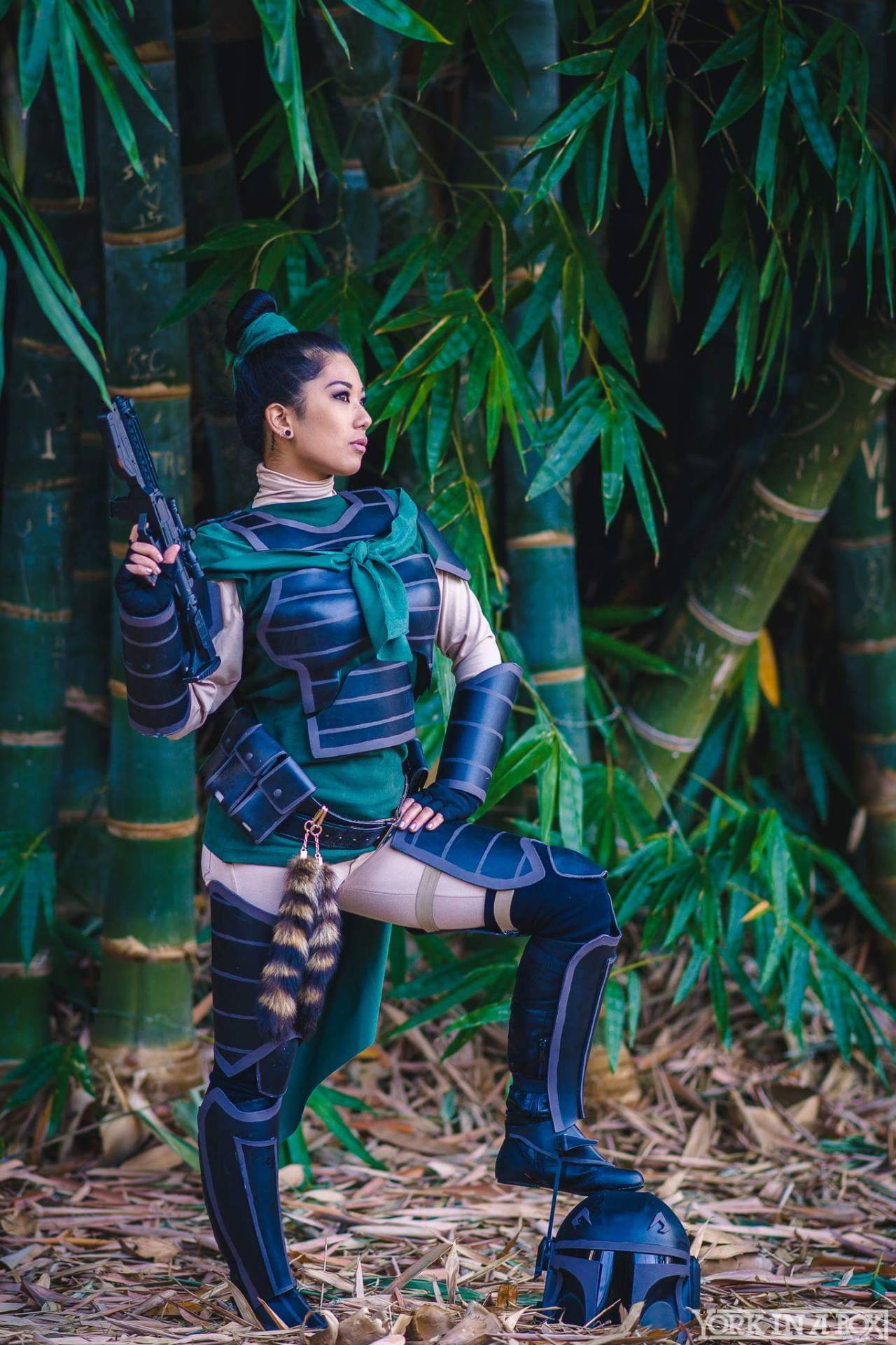 cosplayblog:  Fa Mulan (in Star Wars inspired armor) from Mulan / Star Wars   Cosplayer: