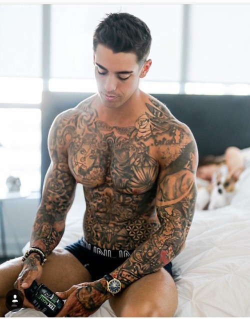 latindude28:  Muscle n tatts..