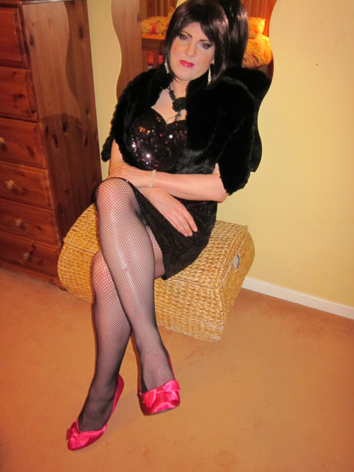 amarriedsissy:  tanyatransvestitex:  lovecourts:  GLAMOUR PUSSYS - Beautiful Tgurls with more than a hint of sophistication!   BEAUTIFUL LEGS XXXX  Lovely collection of femininity 💄http://amarriedsissy.blogspot.com
