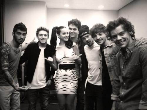 direct-news:  Another picture of the boys backstage with Katy Perry