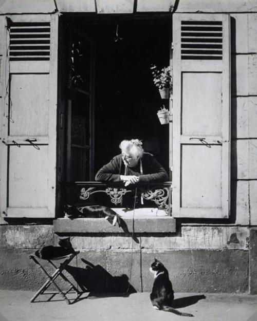 paolo-streito-1264:Brassaï. Concierge Paris, 1946.  https://painted-face.com/