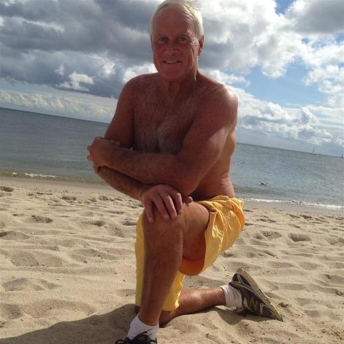 needoldmen:destinfriends: FL BEACH DADDY WITH THE SEXIEST FURRY CHEST EVER !!Oooweeeee…. my kind of 