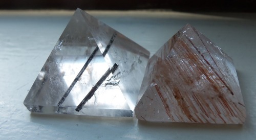 amber-skies-with-dragons:Pyramids with rutile and black tourmaline.