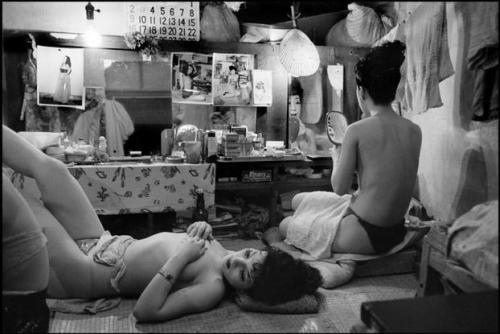 glamcandy5:  Striptease Club in Tokyo - Photographed by Werner Bischof (1951) 