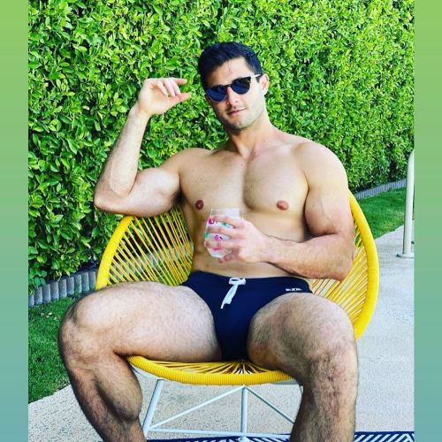 Good afternoon handsome man !#poolfun #trunksgod #bodybeautiful #malexhypnosis #trance (at New Yor