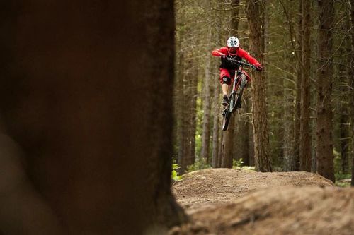 designbybensw: Getting sendy on the genius at Grenoside in my @flareriderco @seeflareco DH kit. If y