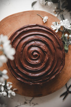 sweetoothgirl:  Simple Chocolate Cake + Chocolate Ganache