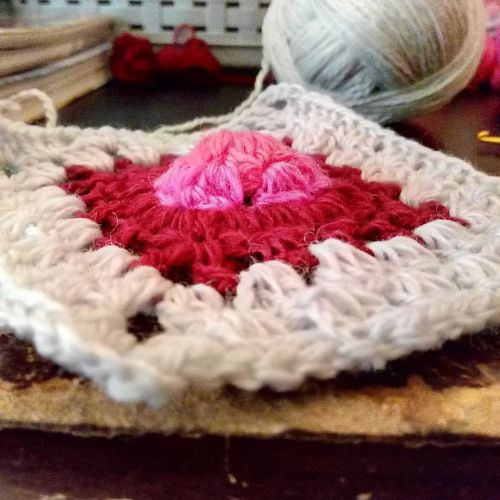What? Am I crocheting vulcanoes here? I use up every scrap of yarn. #crochetsquares #crochetersofins