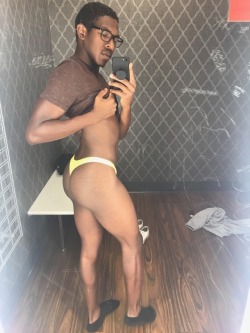 teezyleaks:  Dressing room lighting just like a photo studio. What a gay boy