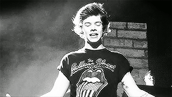 yayhaz:  @Harry_Styles: Girl you’ve been hitting that treadmill like a freak.