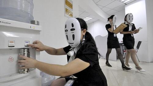 fifidunks:  Chinese workers go ‘faceless’ for a day to avoid stress of faking facial expressions