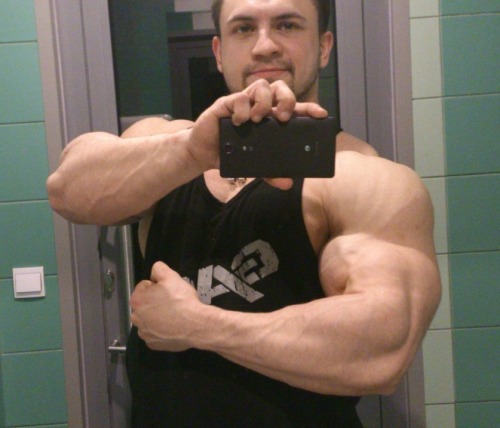 alphamusclehunks:  SEXY, LARGE and IN CHARGE. Alpha Muscle Hunks. http://alphamusclehunks.tumblr.com/archive 