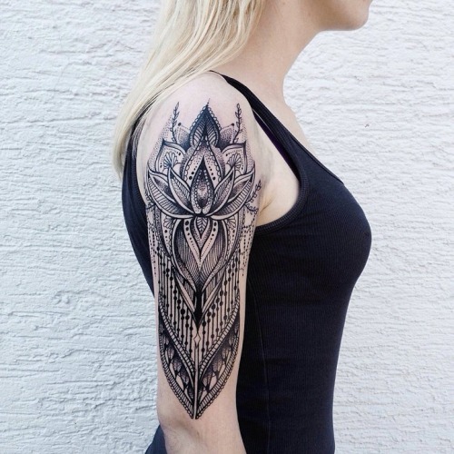 did-you-kno:  mymodernmet:  Meticulously Elegant Tattoos Created with Thousands of Intricate Dots  Yes, please. 
