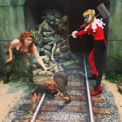jodipayneart:  Poison Ivy by Jodipayneart and Harley Quinn by Cosplay_heroine Walking dead exhibit comic con 2014 Comic book cosplay 