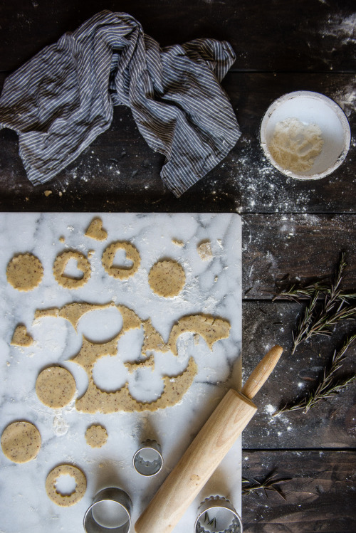sweetoothgirl: rosemary + salted caramel linzer cookies