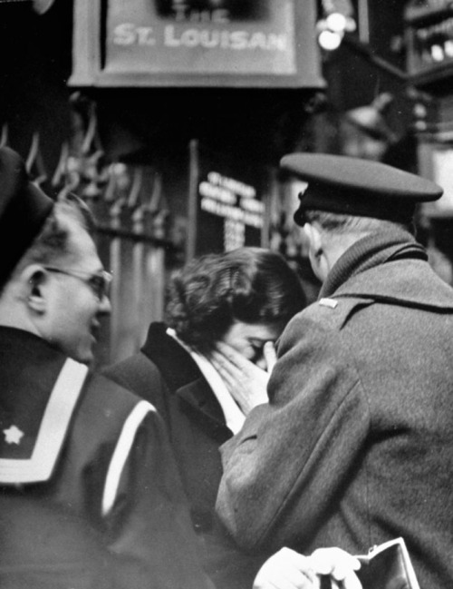 lamour-amore:  Alfred Eisenstaedt - Farewell to departing troops at New York’s Penn Station, April 1943. 