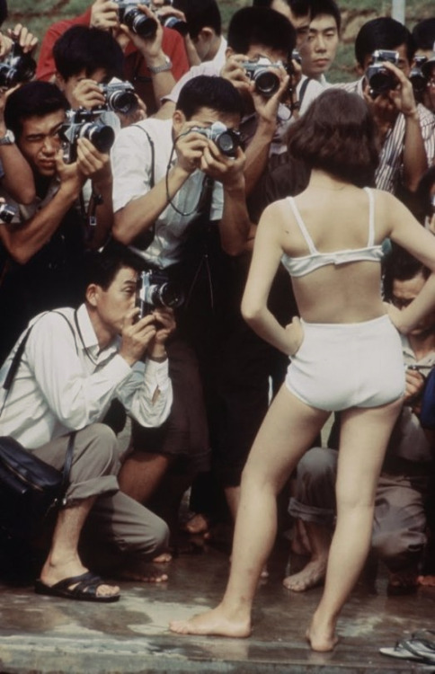 s-h-o-w-a:  A model posing for amateur photographers at photo show, Japan, 1964Ph. Larry Burrows