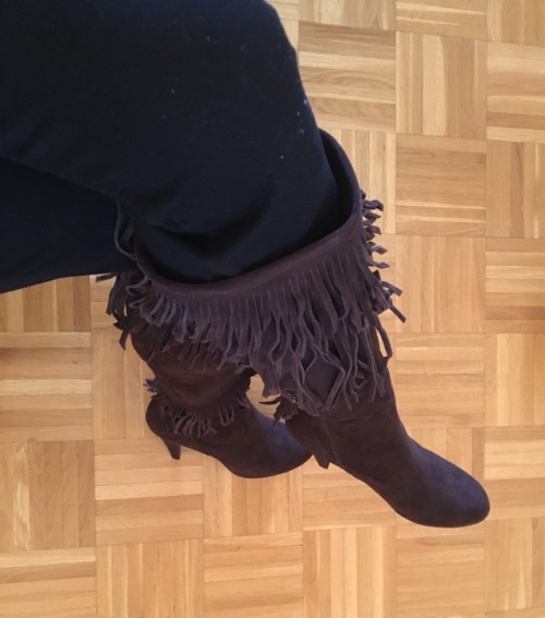 Do you like these fringe boots? Always feel a bit like Pocahontas when I wear them