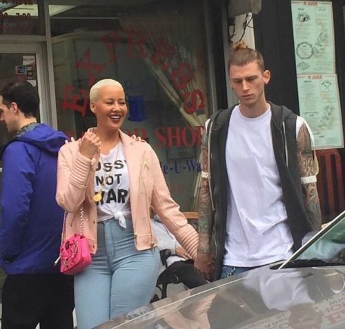 famousbwwmcouples:  Model/Actress Amber Rose and ‘Wild Boy’ Rapper Machine Gun Kelly dates He calls them Guns and Roses 😖😻🌹🌹🔫